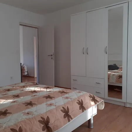Apartman Franka Tribunj アパート Tribalj